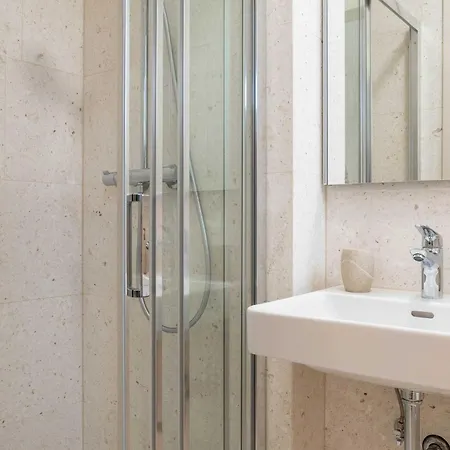 Spacious With Sea View And Terrace Apartman Povljana
