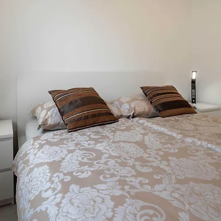 Spacious With Sea View And Terrace Apartman