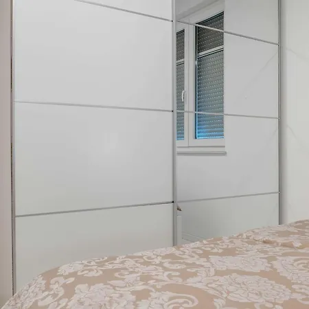 Apartman Spacious With Sea View And Terrace Povljana
