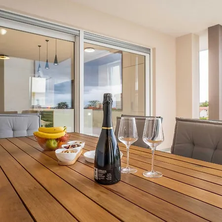 Spacious With Sea View And Terrace *